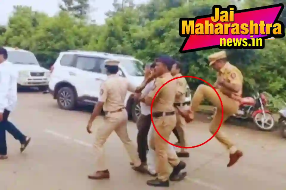 Jalna DYSP police action against protester during Pankaja Munde visit