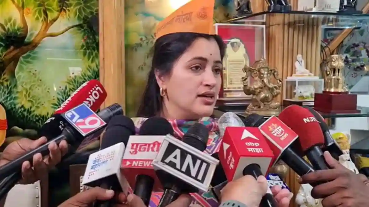 Navneet Rana speaking to media about Jarange protest.